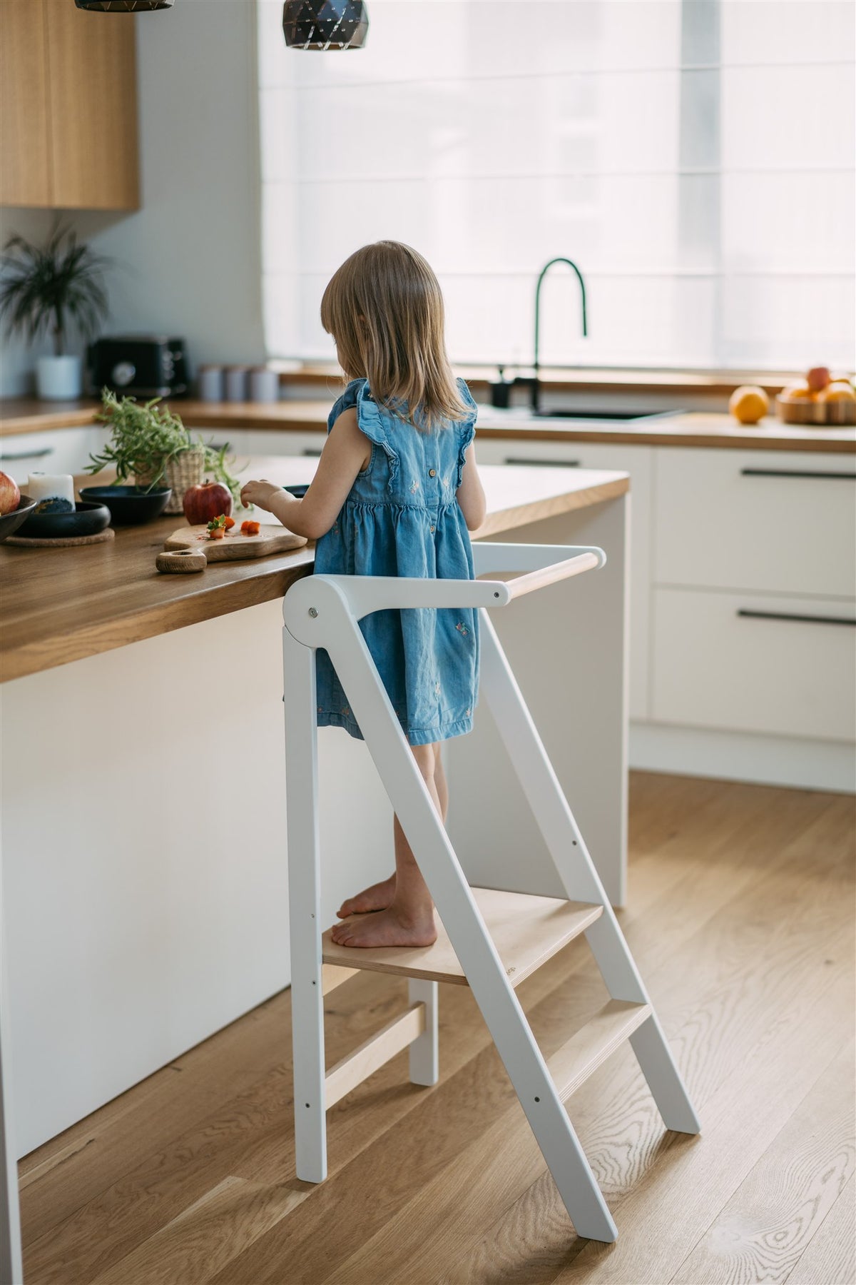 Ultra-flat foldable Montessori learning and kitchen helper tower