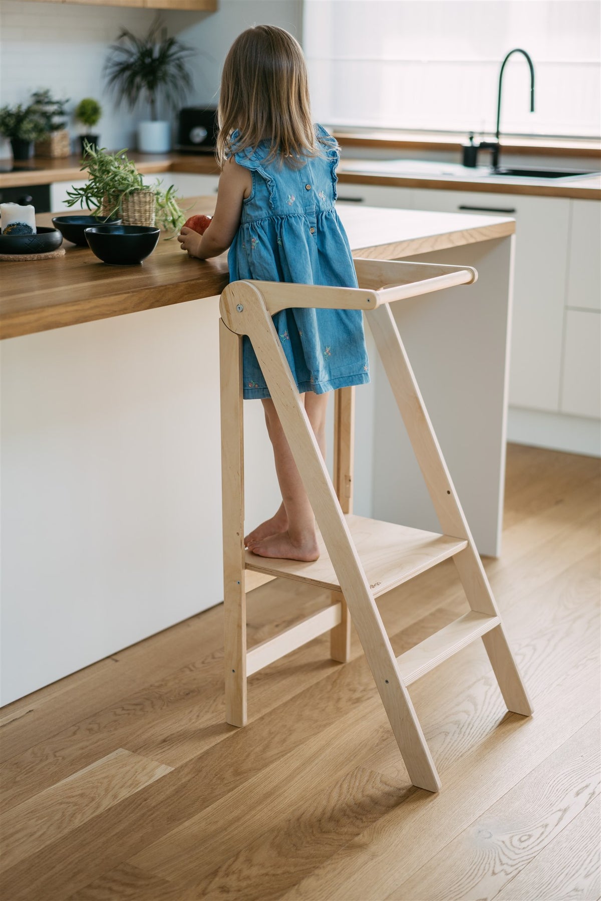 Ultra-flat foldable Montessori learning and kitchen helper tower